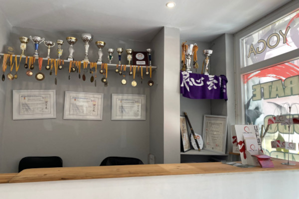 imagen de la fachada principal del centro de artes marciales y gimnasio Holistic Palma